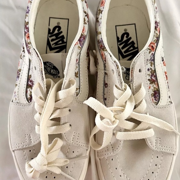 NEW Women’s Vans 6.5 White Suede Vintage Floral Marshmallow Shoes Lace Up - Picture 3 of 11